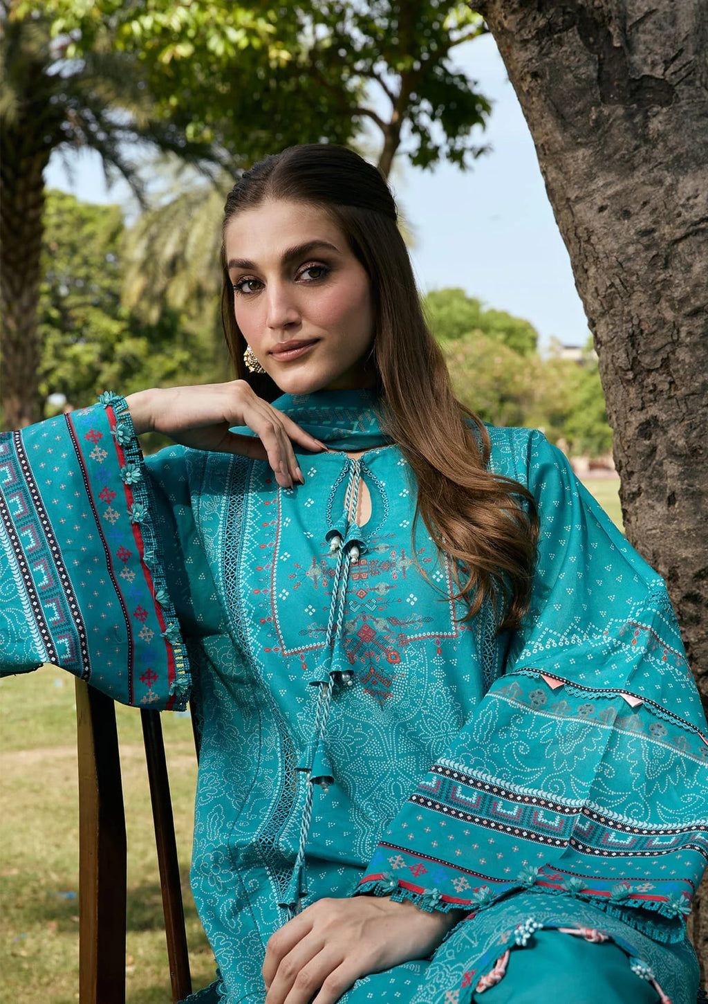 Kahf print lawn with chiffon dupatta