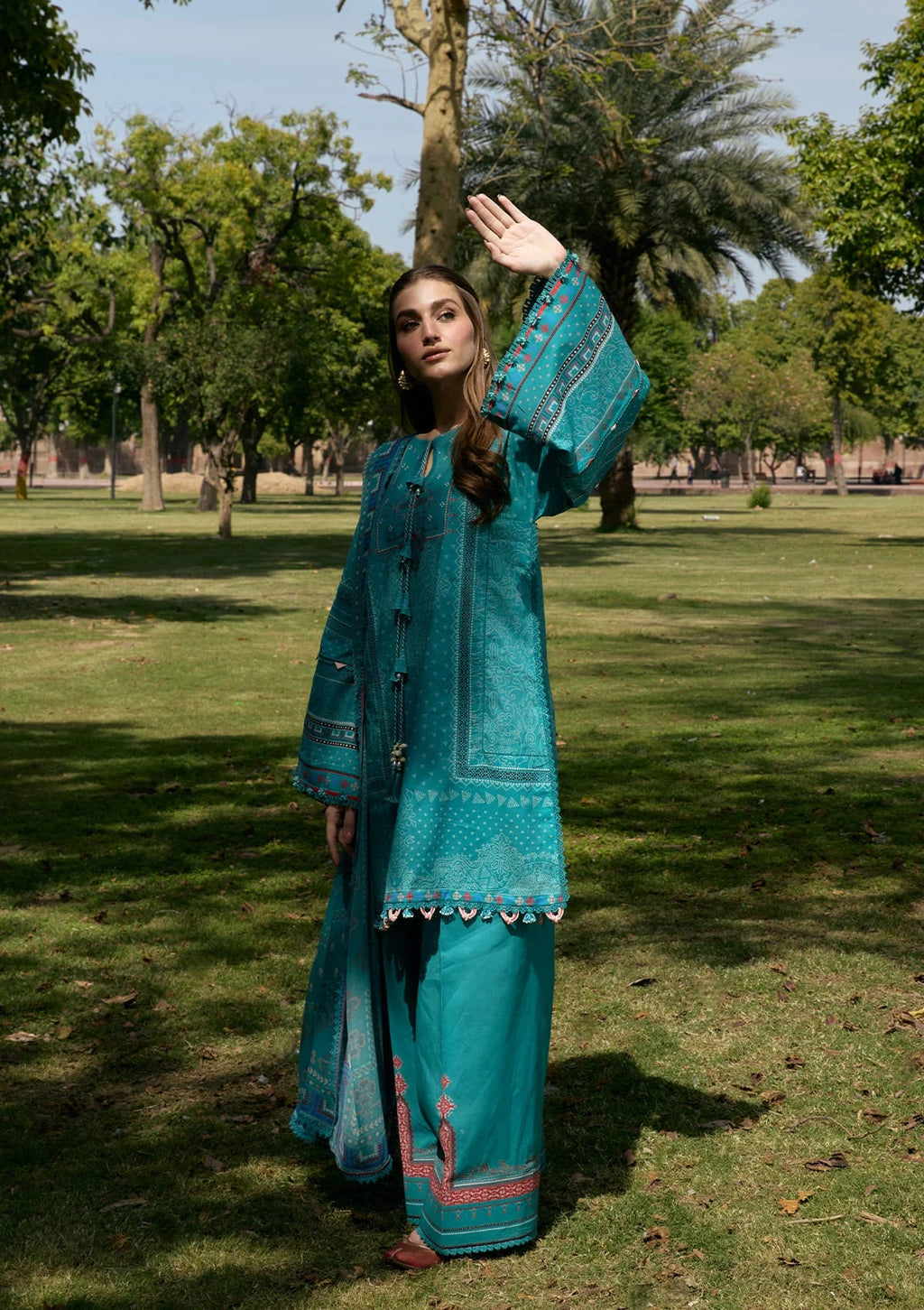 Kahf print lawn with chiffon dupatta