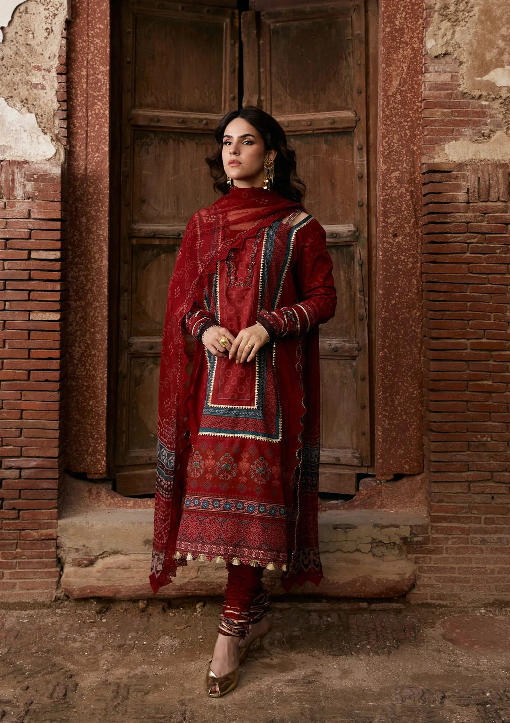 Kahf print lawn with chiffon dupatta